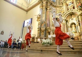 Ezpata-dantza en honor a la Virgen