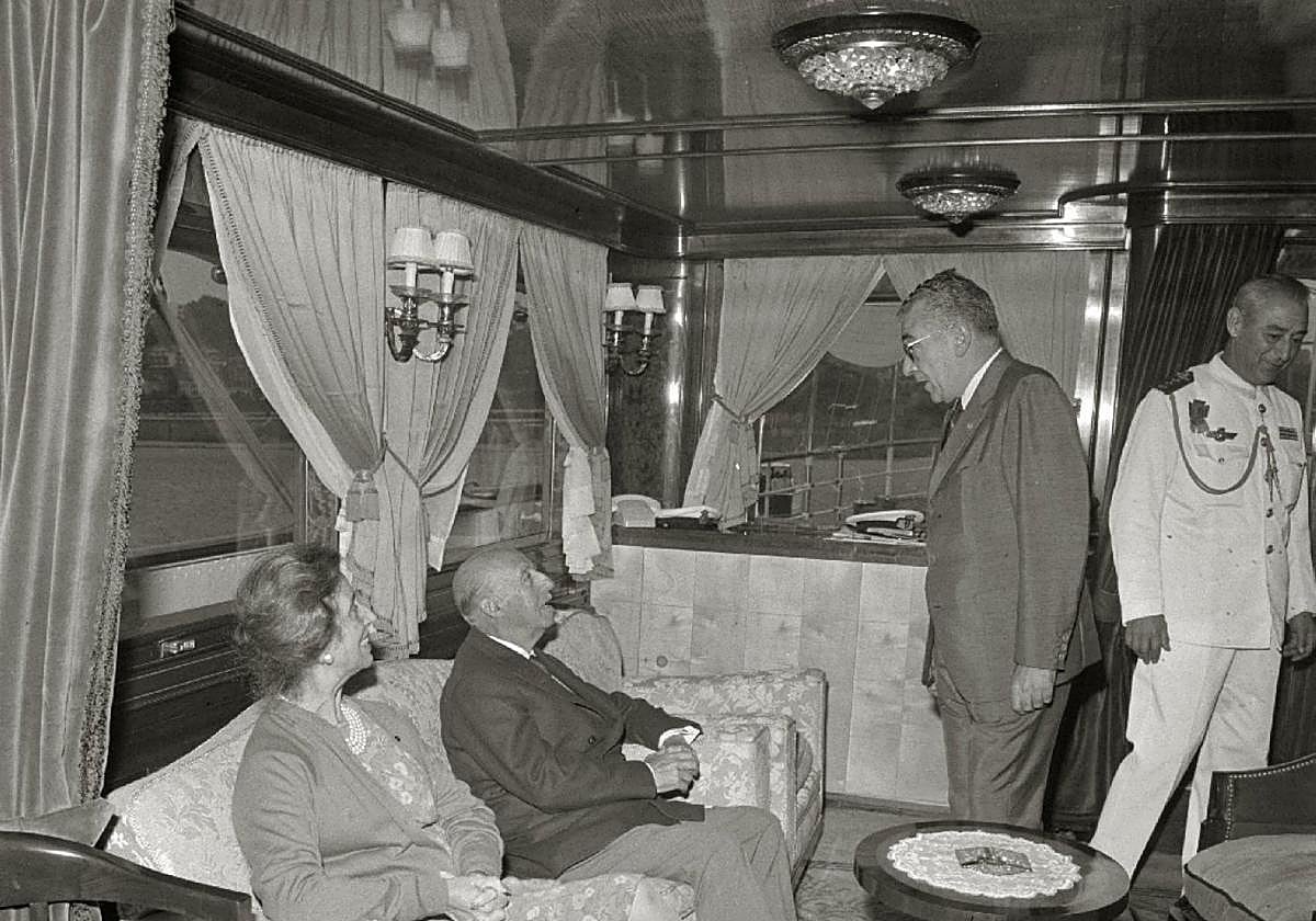 Carmen Polo, Francisco Franco y el alcalde Ugarte, a bordo del yate 'Azor'.
