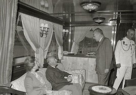 Carmen Polo, Francisco Franco y el alcalde Ugarte, a bordo del yate 'Azor'.