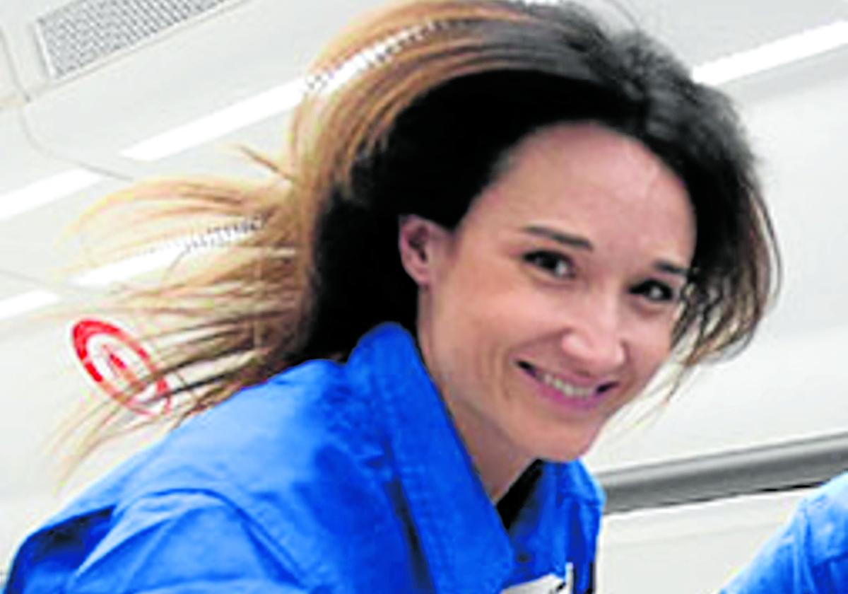 Cristina Ortega realiza un experimento en ingravidez en un vuelo parabólico.