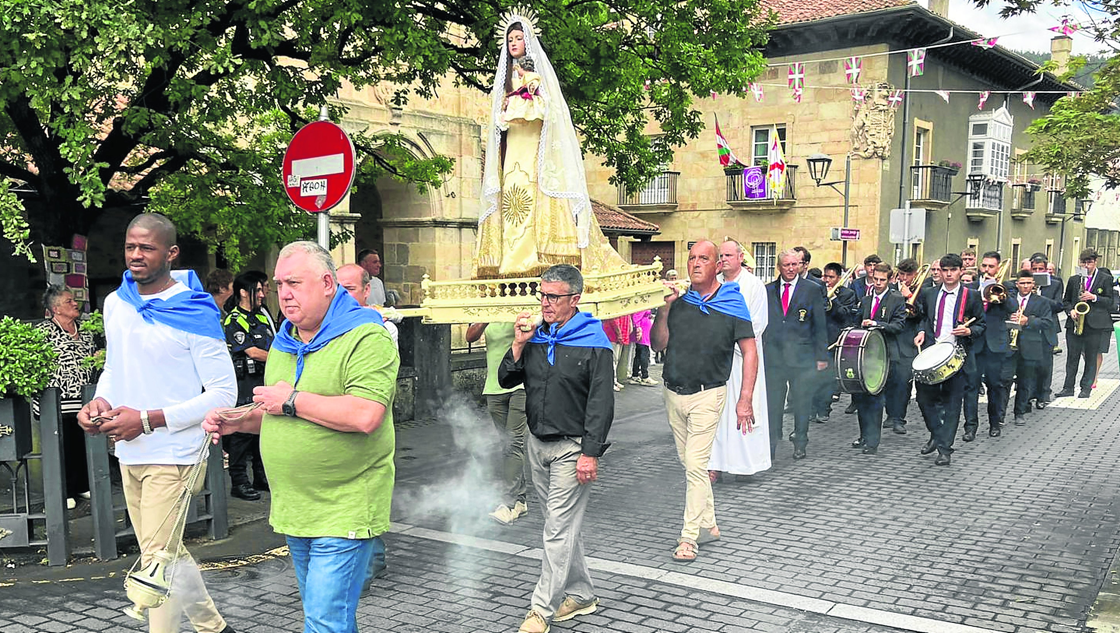 Para cumplir con la tradición la procesión fue la primera gran cita del día de Andra Mari