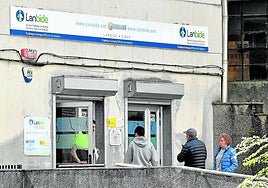 Personas de distintas edades haciendo cola en la oficina de Lanbide en Eibar.