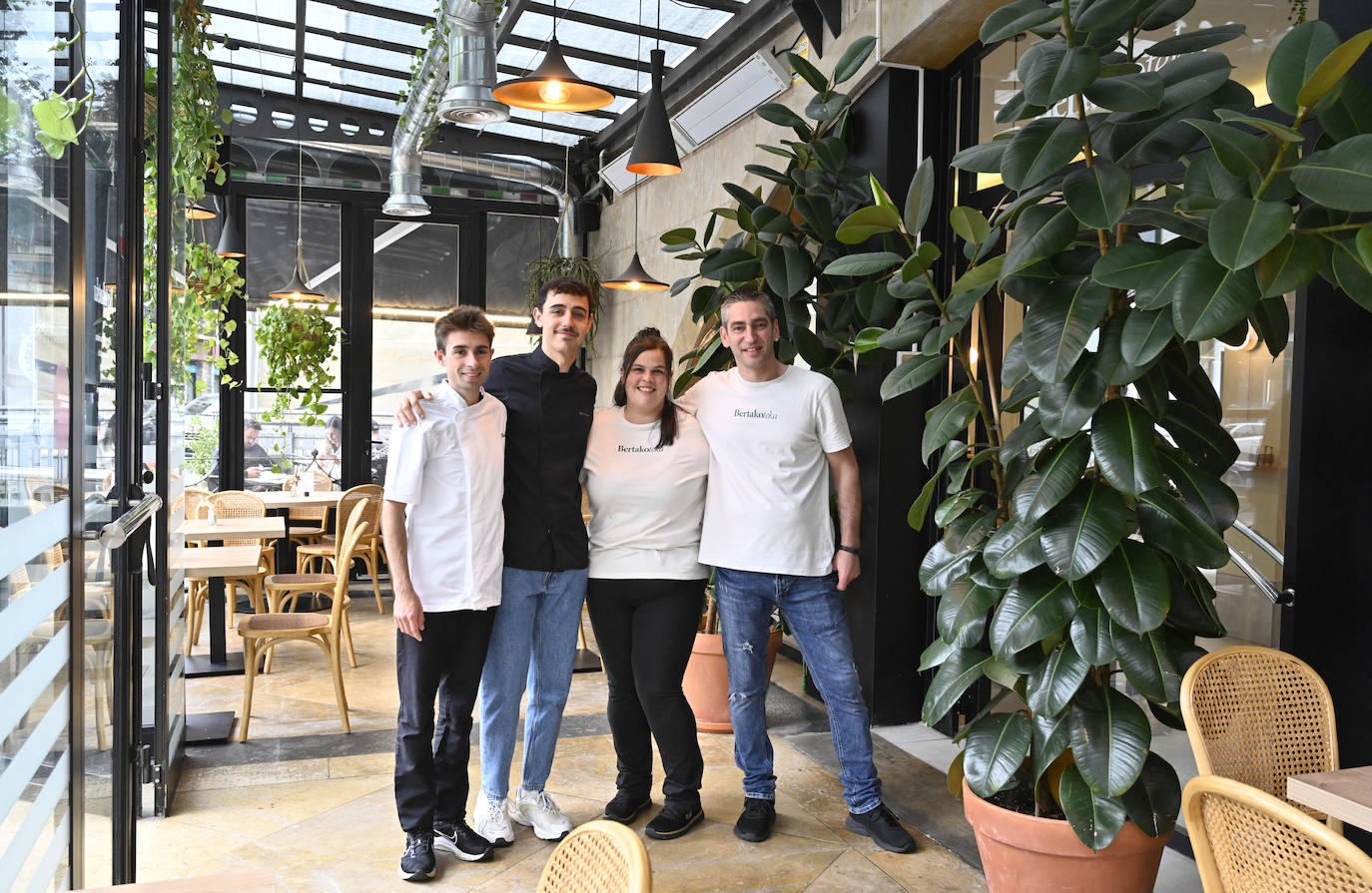 El equipo del Bertakoteka tolosarra, preparado para hacer las delicias de sus comensales.