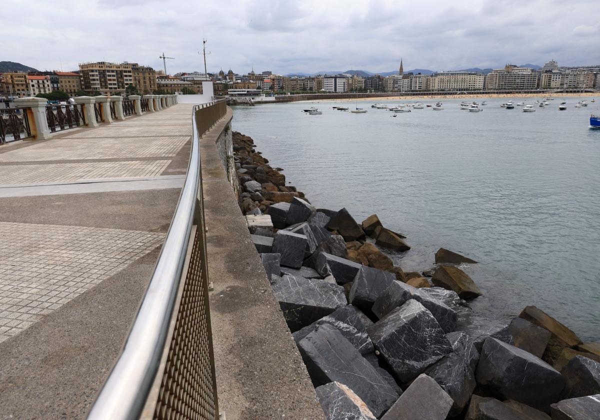 Herida grave una mujer tras caer desde unos siete metros a las rocas del puerto de Donostia