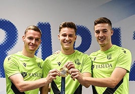 Sergio Gómez, Turrientes y Pacheco posan con la medalla de oro