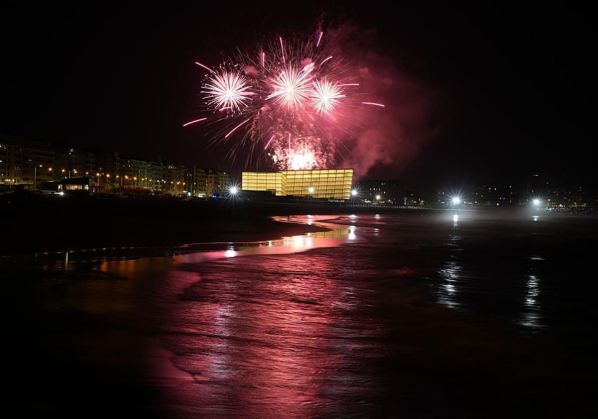 Un momento de la colección de Pirotecnia Vulcano en el Concurso de Fuegos Artificiales de la Semana Grande de San Sebastián.