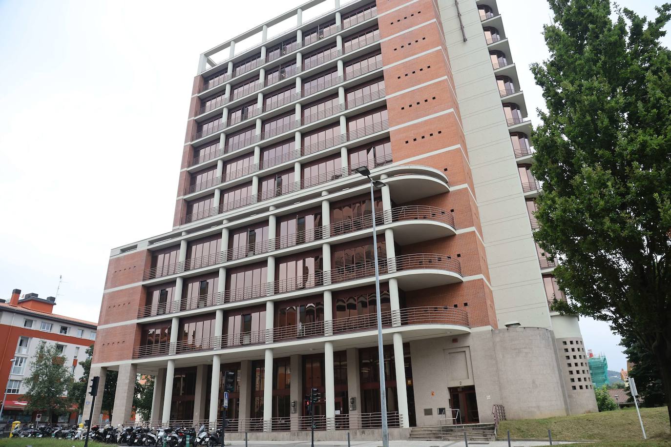 Edifició central de Hacienda, en el barrio donostiarra de Errotaburu.