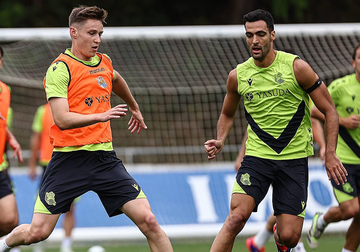 Turrientes y Merino durante el entrenamiento de este viernes en Zubieta
