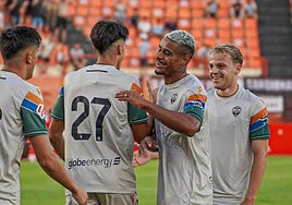 Las miradas estarán puestas en el fichaje estrella de los orelluts y petición del Dick Schreuder, el centrocampista neerlandés Van den Belt (a la derecha); ya hizo 16 goles y 8 asistencias en el Zwolle con el míster.
