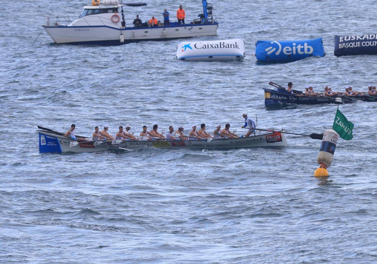 Donostiarra y Urdaibai dejaron un último largo para el recuerdo sobre las olas de Zarautz.