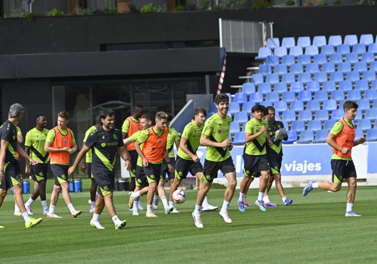 Aritz Elustondo, sonriente entre sus compañeros, en el último entrenamiento antes de arrancar la temporada este domingo en el Reale Arena.