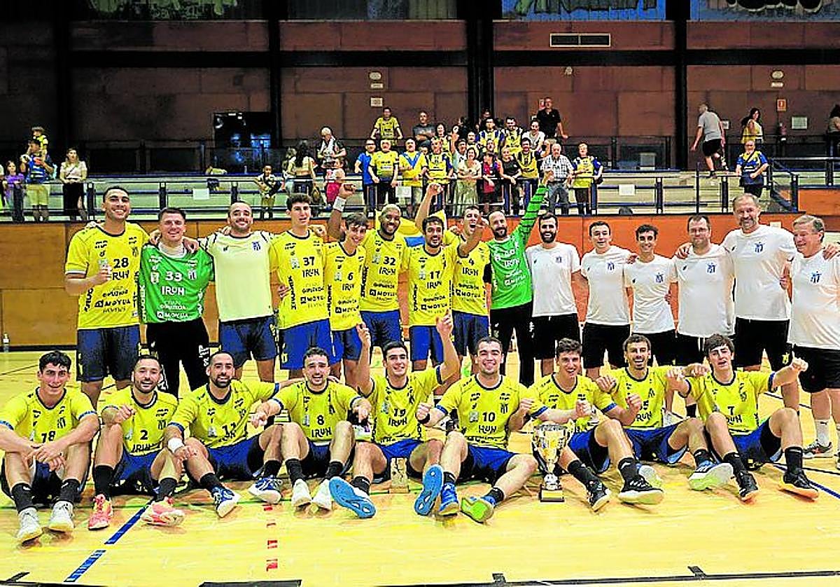 El Bidasoa Irun con el trofeo ayer en el polideportivo de Egia.