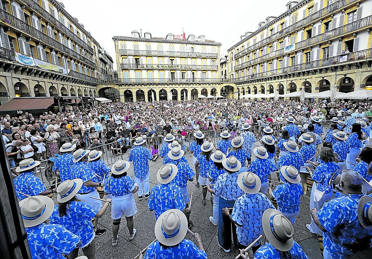 La actuación de la tamborrada de la Unión Artesana congregó a cientos de donostiarras en una plaza de la Constitución que se llenó.