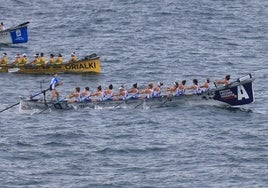 onostia Arraun Lagunak, durante el primer largo ayer en la primera jornada de la Zarauzko Ikurriña.