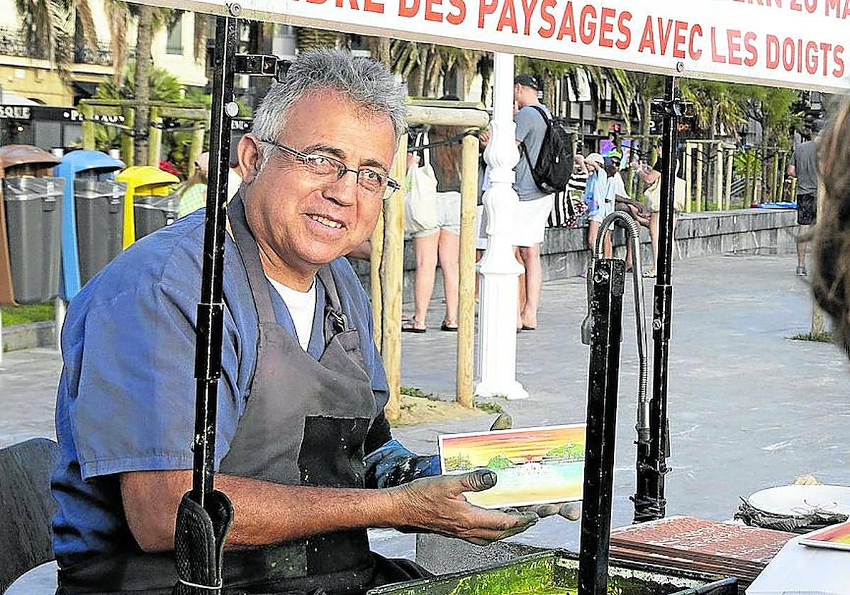 Víctor Omar Torres en su «oficina», que coloca en el paseo de La Concha cada año desde 2002.