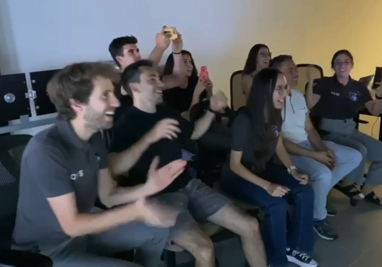 Misión cumplida: Alegría en el equipo de ingenieros de la empresa AVS