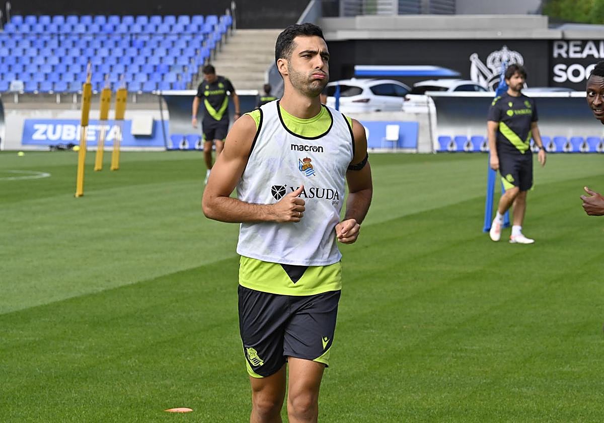 Mikel Merino ejercitándose en Zubieta.