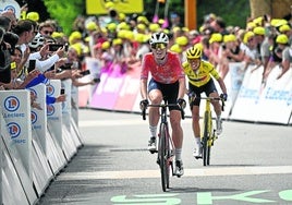 Demi Vollering cruza la meta de Le Grand-Bornand por delante de la líder, Katarzyna Niewiadoma.