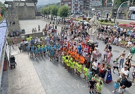 Salbatore Jaiei hasiera beti bezala herriko umeek eman zieten udaletxeko balkoitik.