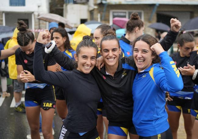 Las arraunlaris de Tolosaldea, celebran su victoria en la tanda del domingo.