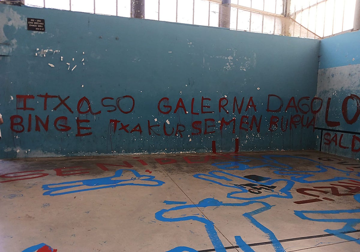 Una de las pintadas aparecidas el sábado en el frontón de Igeldo.