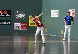 Iztueta golpea la pelota en el encuentro del Aritzbatalde.
