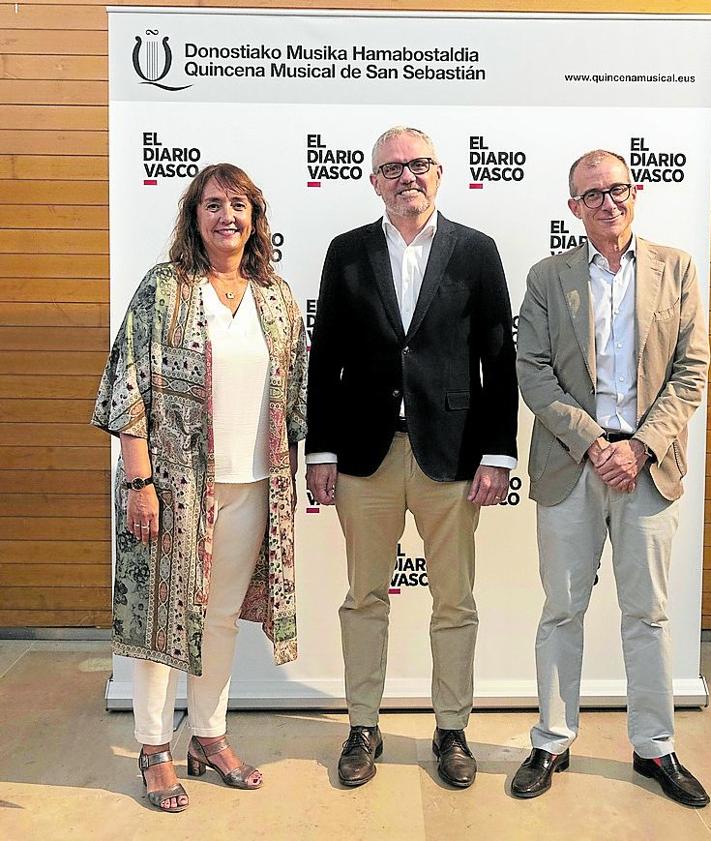 Imagen secundaria 2 - El buen trabajo de los solistas dio más alicientes a la velada; el público llenó el auditorio para disfrutar de la música de Mozart y Olatz Yarza, Iñigo Barrenechea y Patrick Alfaya.