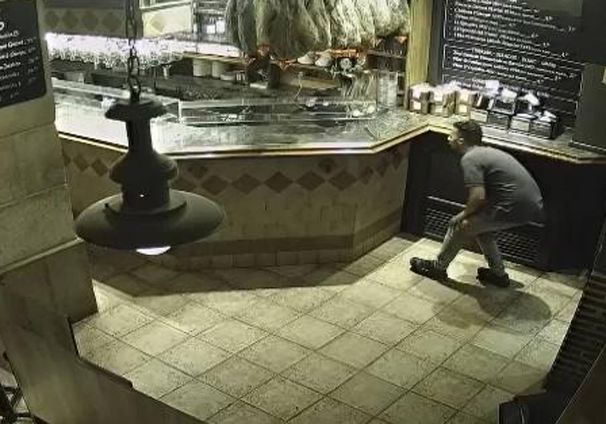 Roba un jamón en un bar y se pasea con él al hombro por la Parte Vieja de Donostia