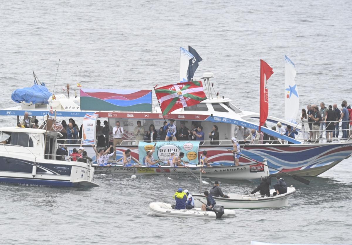 La Donostiarra celebra la victoria en aguas de Zarautz