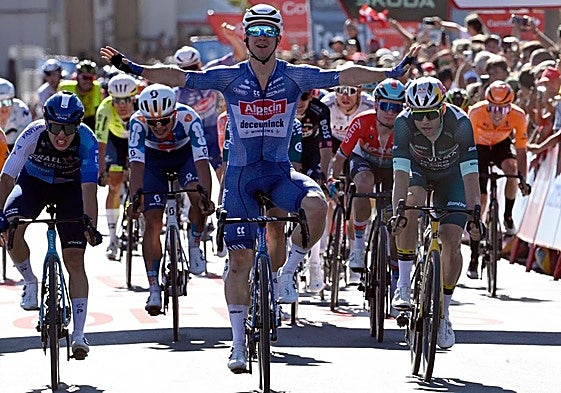 Kaden Groves celebra su triunfo sobre Corbin Strong y Wout van Aert, ayer en Ourem. El neerlandés fue segundo pero es el nuevo líder.