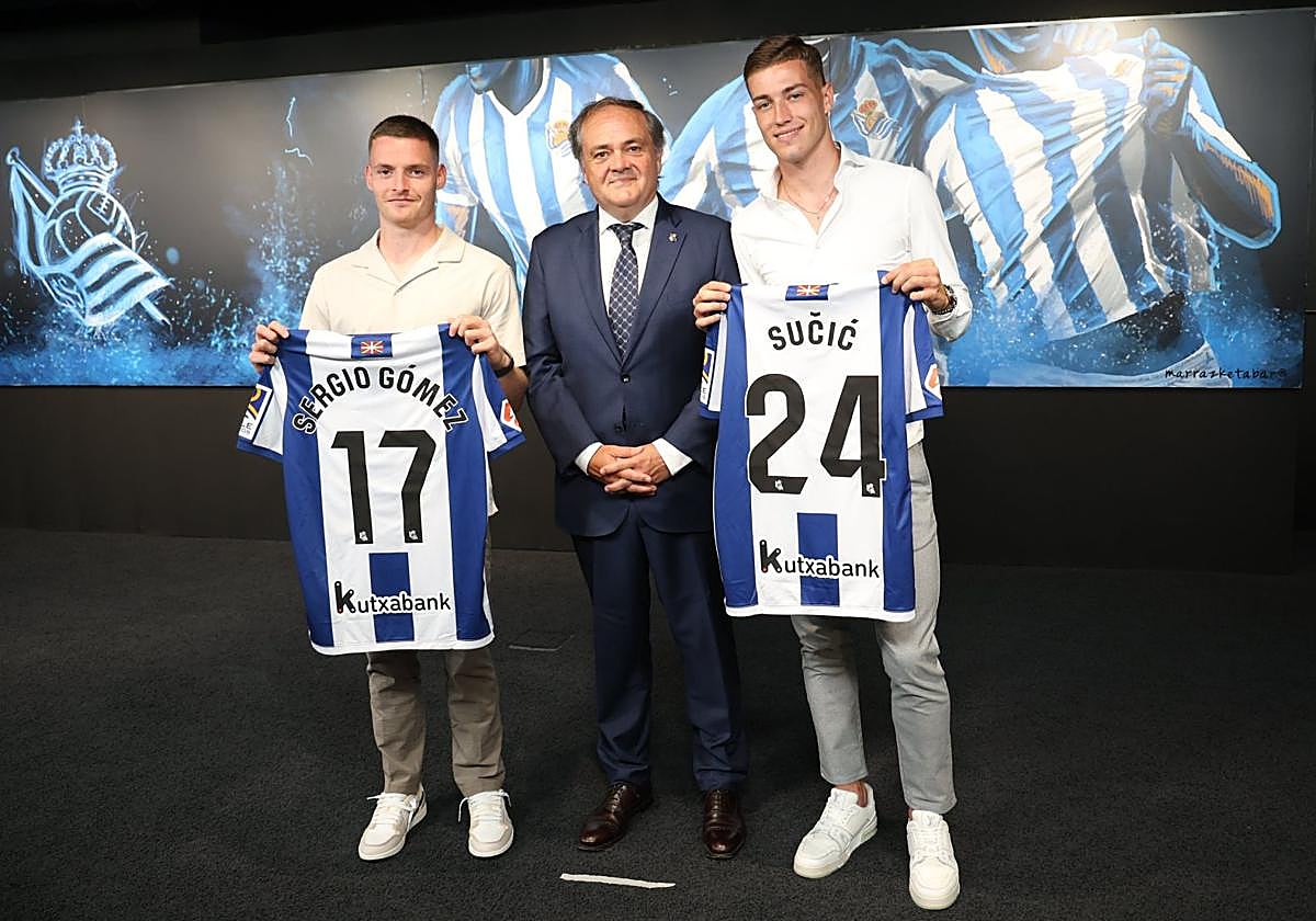 Sergio Gómez y Luka Sucic acompañados por Jokin Aperribay durante su presentación.