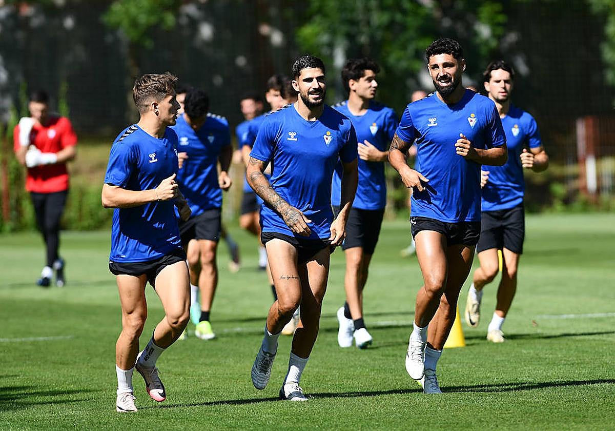 Juan Berrocal, junto a sus compañeros durante un entrenamiento en Eibar.