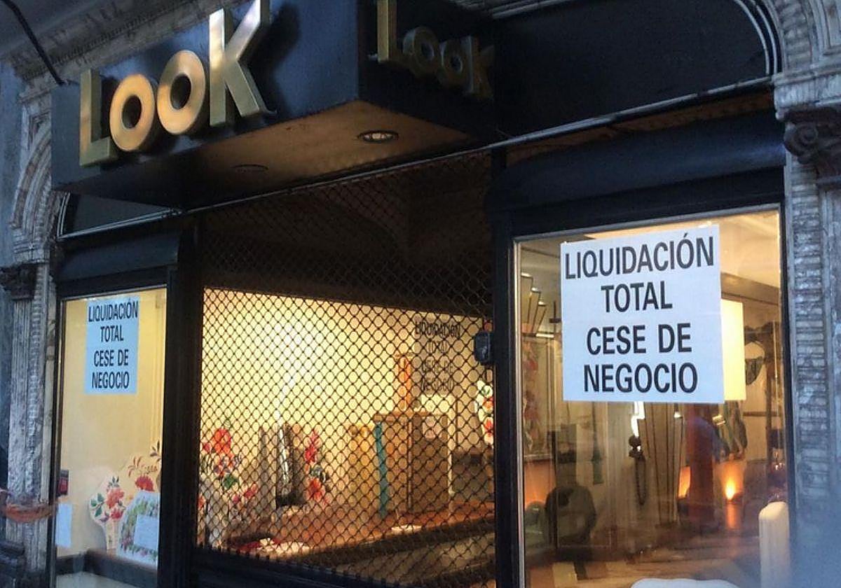 Escaparate de la tienda de moda Look, ubicada en el centro de San Sebastián.
