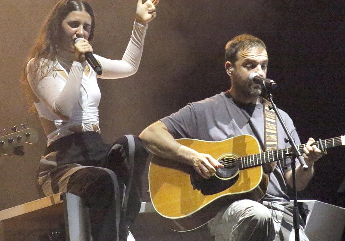 Izaro en pleno concierto en el malecón donde lo dio todo y enganchó a todo el público.