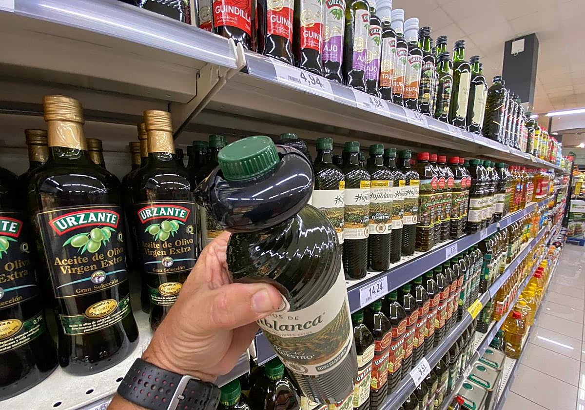 Una botella de aceite con alarma, en un supermercado de Irun.