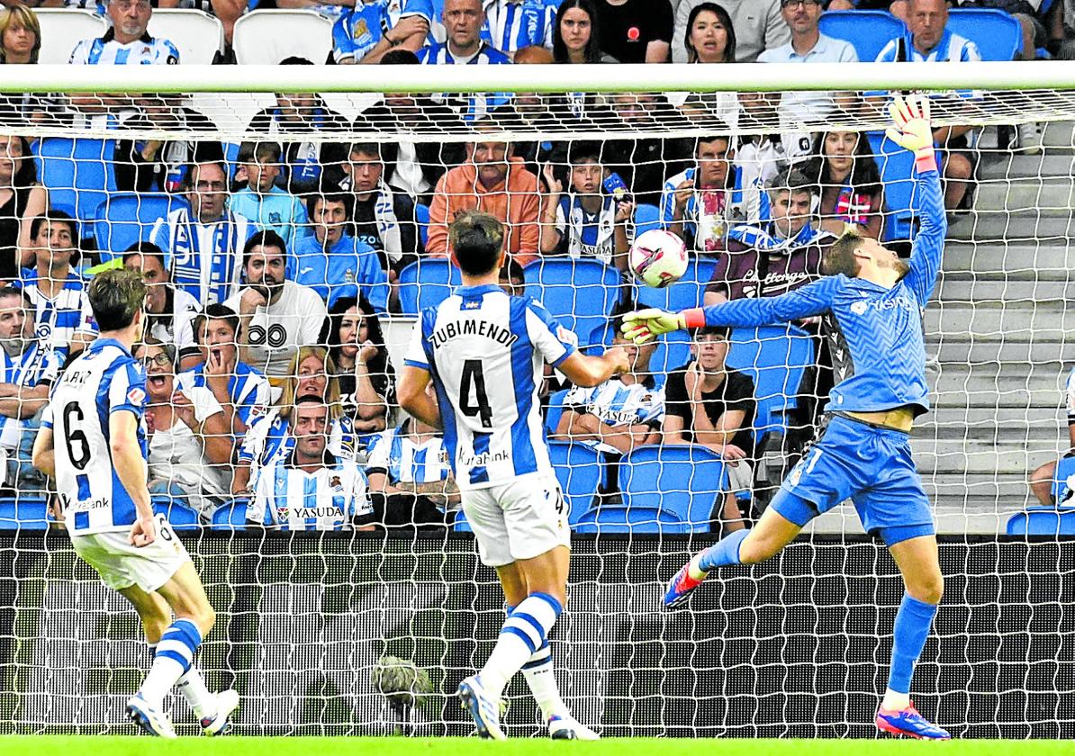 Álex Remiro no puede hacer nada por impedir el primer gol del Rayo mientras Aritz y Zubimendi ven cómo entra el balón.