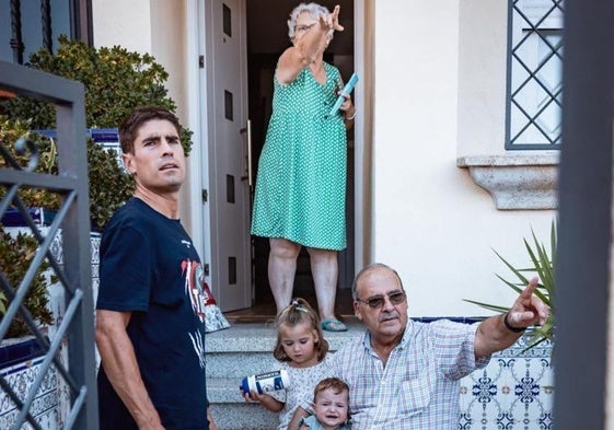 Mikel Landa, junto a una familia en Plasencia, Cáceres.