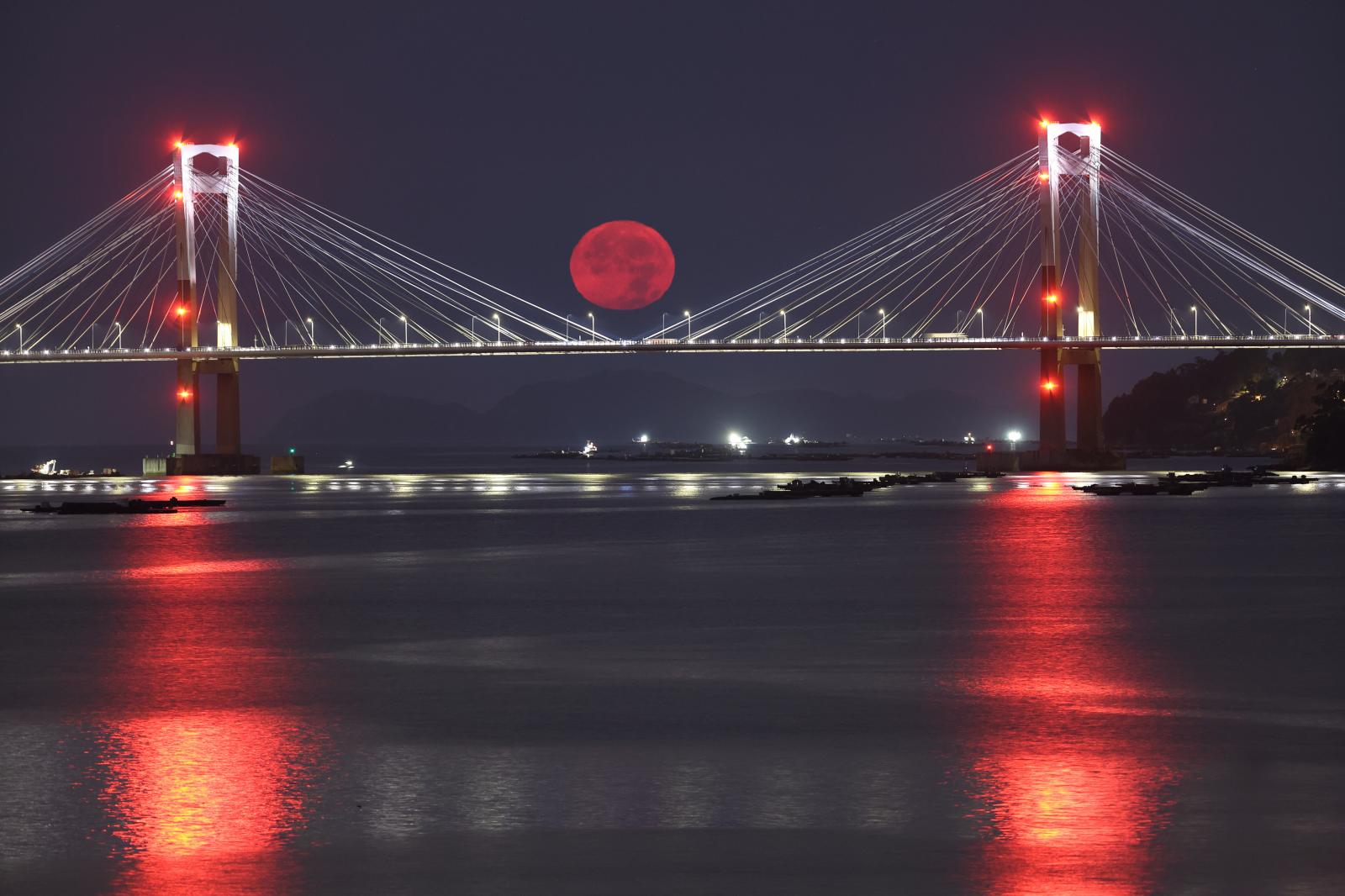 Superluna del Esturión sobre el puente de Rande anoche en Vigo