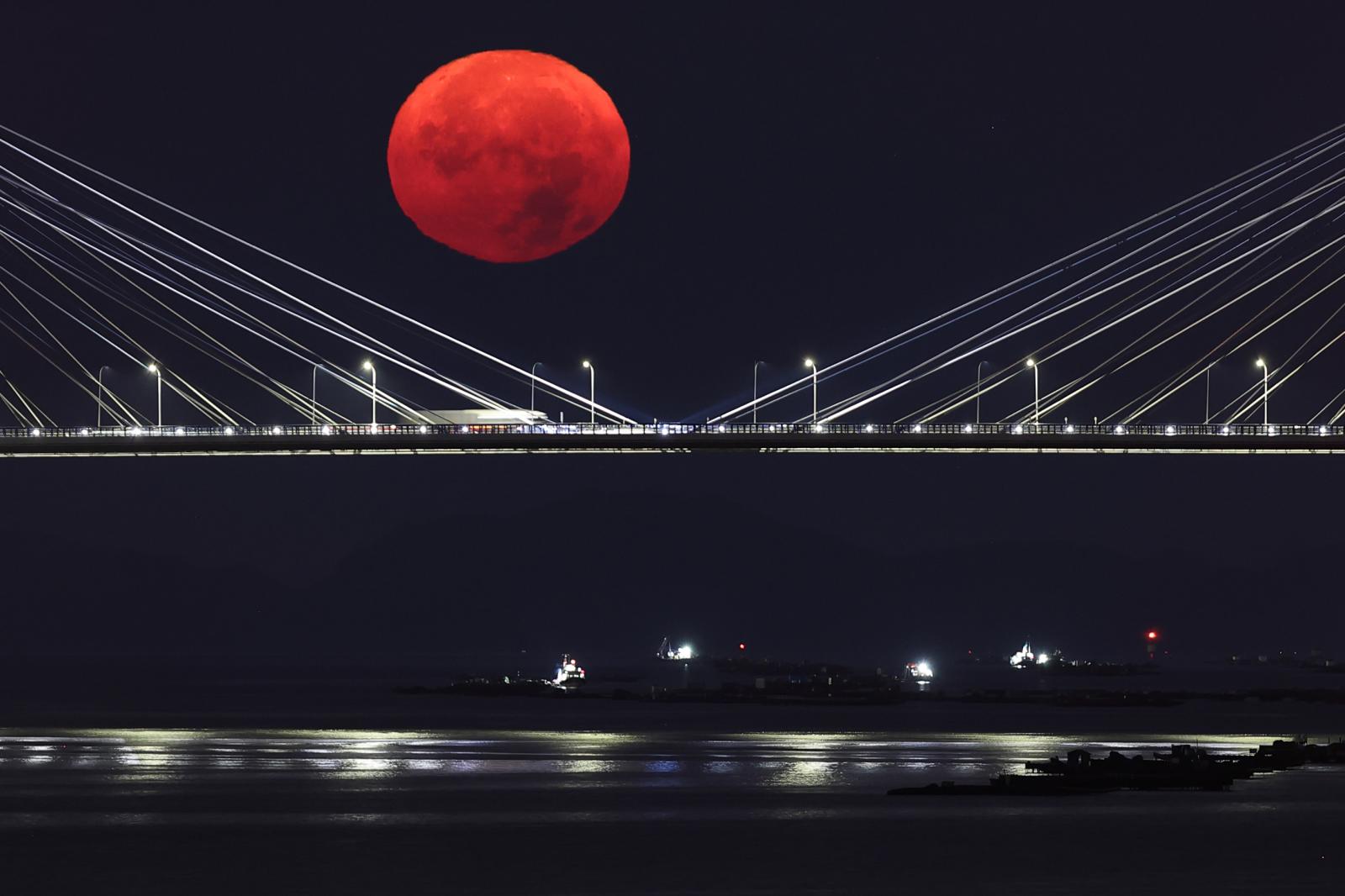 Superluna del Esturión sobre el puente de Rande anoche en Vigo.