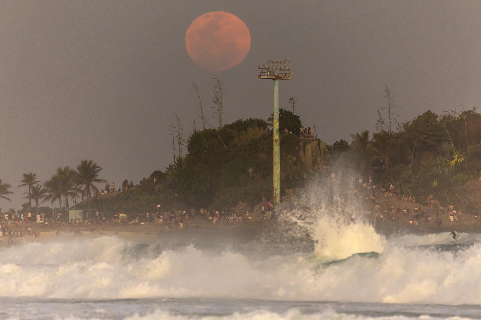 Superluna azul desde la playa de Arpoador, en la zona sur de la ciudad de Río de Janeiro (Brasil)