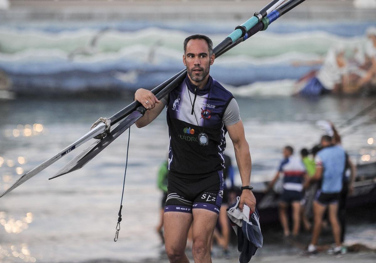 Cristian Garma, en una regata de la pasada temporada, cuando era patrón de Santurtzi.