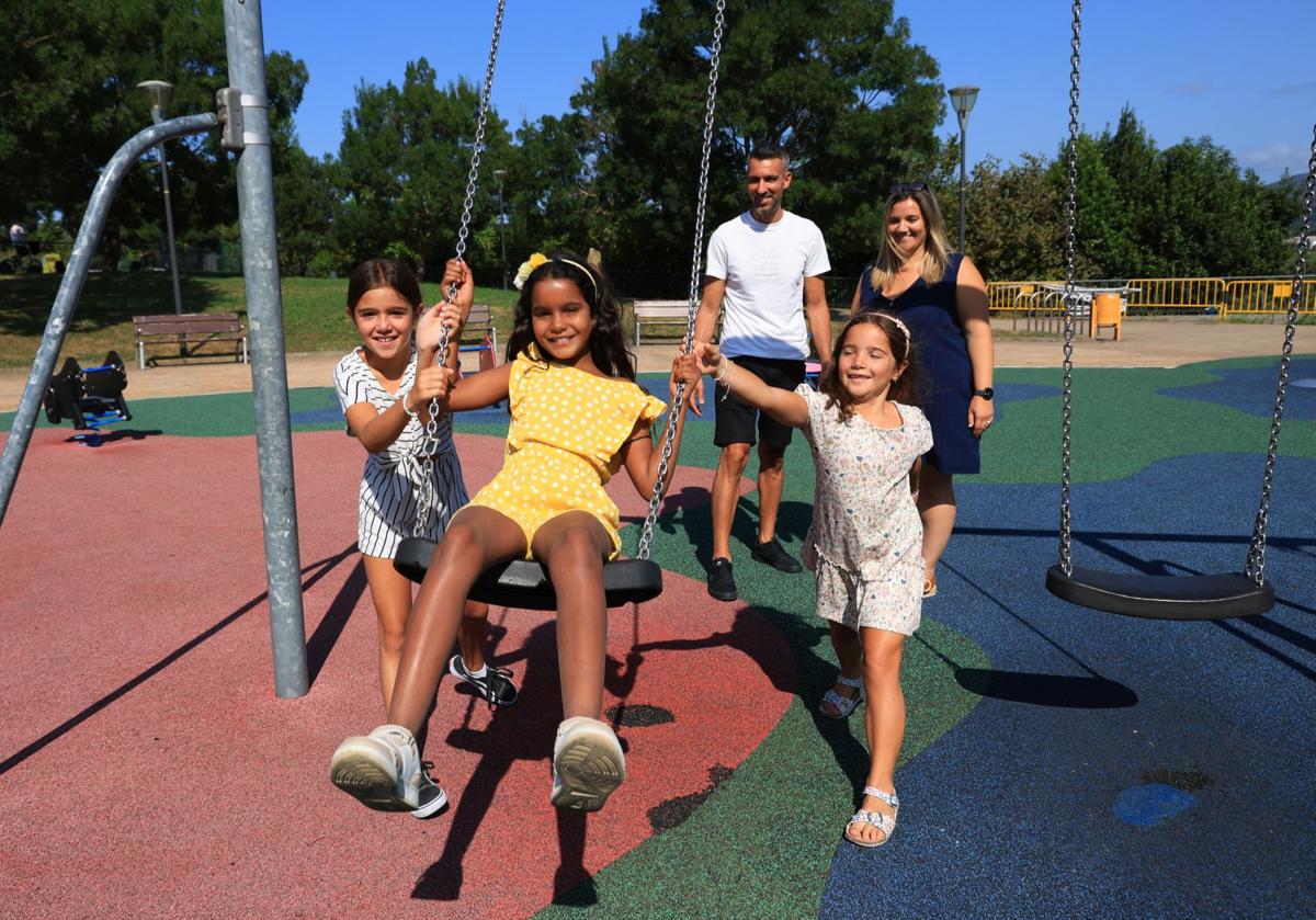 Hanna, sobre el columpio, disfruta en el parque con los irundarras Yune y Sergio y sus hijas.