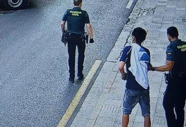 La Guardia Civil traslada al juzgado a uno de los detenidos