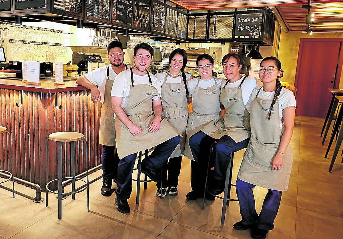 El equipo del Maruka Gastro getariarra posa en el establecimiento.
