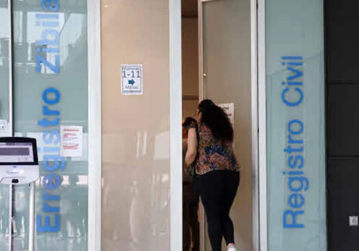 Una mujer acude a una cita en el Registro Civil.