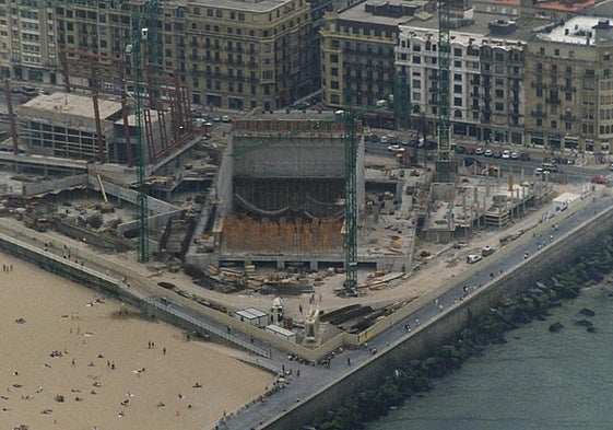 La construcción de las dos 'rocas varadas' sobre la Zurriola se prolongó durante cuatro años.