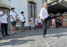 Xabier Etxabe bailó con gran maestría el aurresku de honor frente el Photomuseum.