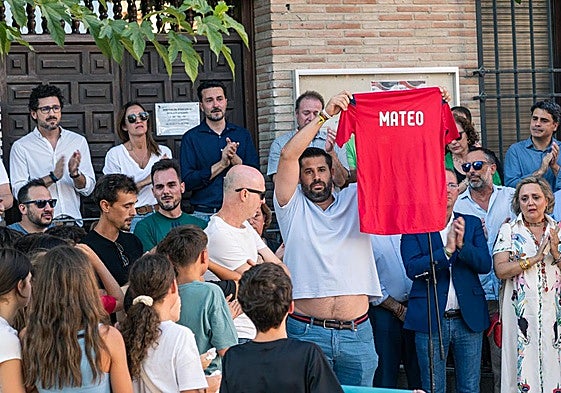 Amigos y familiares del niño asesinado muestran una camiseta con su nombre, durante el minuto de silencio por sul asesinato ante el Ayuntamiento de Mocejón.