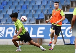 Zubeldia realiza un pase ante la defensa de Take Kubo.