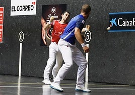 Altuna III golpea la pelota de derechas ante la mirada de Elordi.